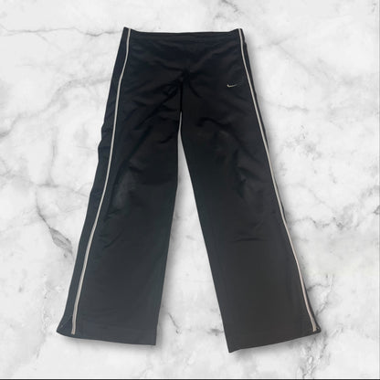 Entdecke unsere Vintage Track Pants von Nike und anderen Marken, erhältlich bei Valuxery.de - Dein Shop für trendige Vintage - Kleidung. Unsere Track Pants sind aus hochwertigen Materialien und