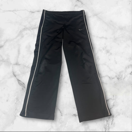 Entdecke unsere Vintage Track Pants von Nike und anderen Marken, erhältlich bei Valuxery.de - Dein Shop für trendige Vintage - Kleidung. Unsere Track Pants sind aus hochwertigen Materialien und