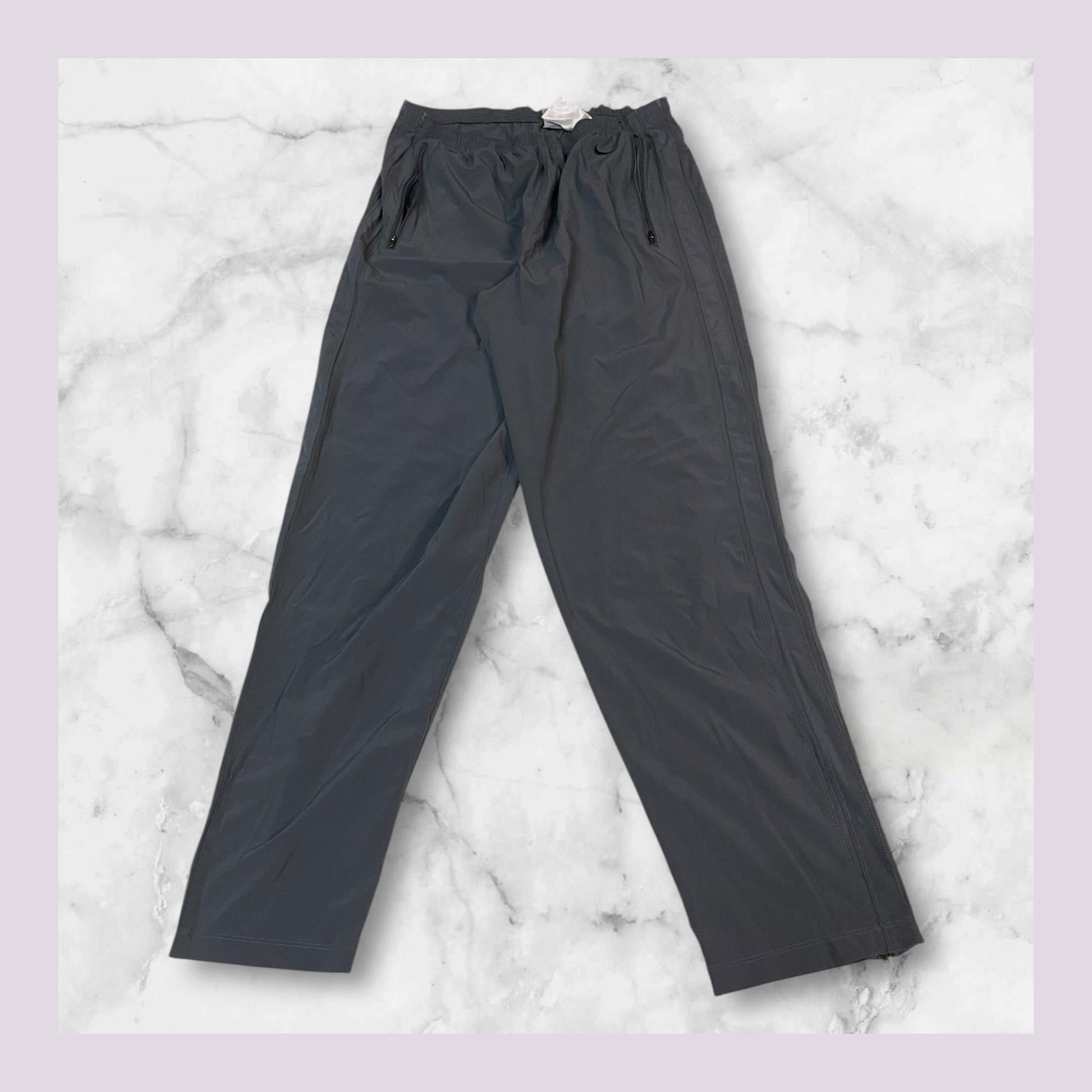 Entdecke unsere Vintage Track Pants von Nike und anderen Marken, erhältlich bei Valuxery.de - Dein Shop für trendige Vintage - Kleidung. Unsere Track Pants sind aus hochwertigen Materialien und