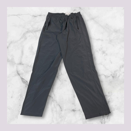 Entdecke unsere Vintage Track Pants von Nike und anderen Marken, erhältlich bei Valuxery.de - Dein Shop für trendige Vintage - Kleidung. Unsere Track Pants sind aus hochwertigen Materialien und