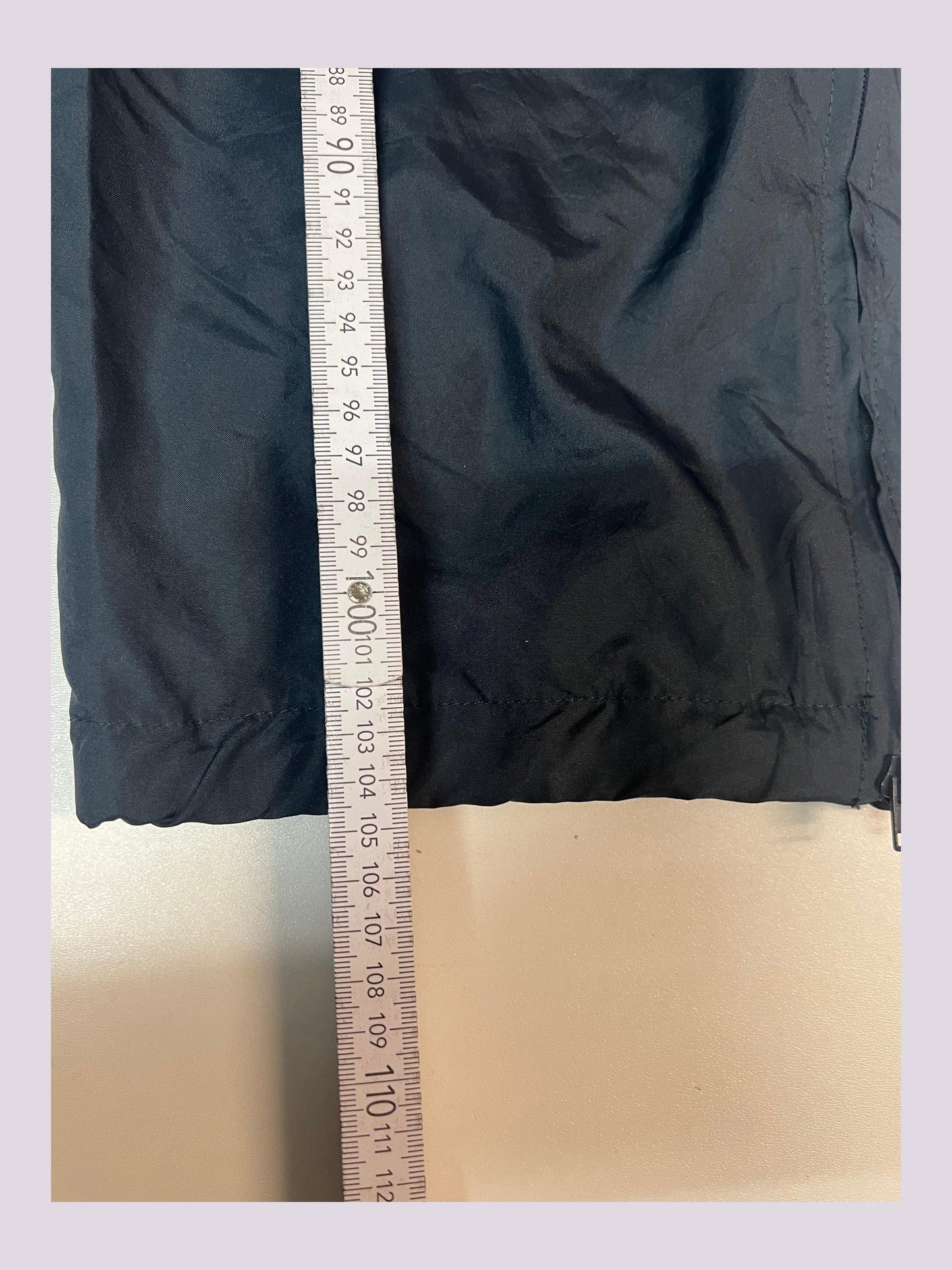 Entdecke unsere Vintage Track Pants von Nike und anderen Marken, erhältlich bei Valuxery.de - Dein Shop für trendige Vintage - Kleidung. Unsere Track Pants sind aus hochwertigen Materialien und