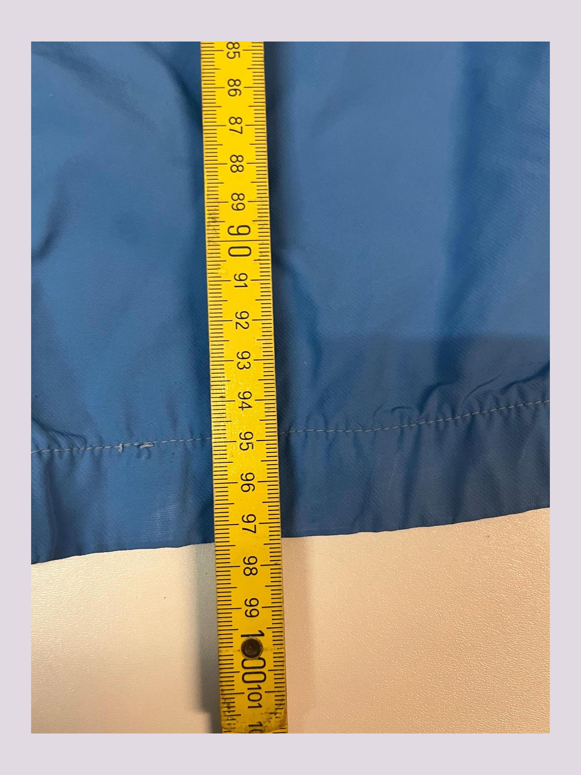 Entdecke unsere Vintage Track Pants von Nike und anderen Marken, erhältlich bei Valuxery.de - Dein Shop für trendige Vintage - Kleidung. Unsere Track Pants sind aus hochwertigen Materialien und