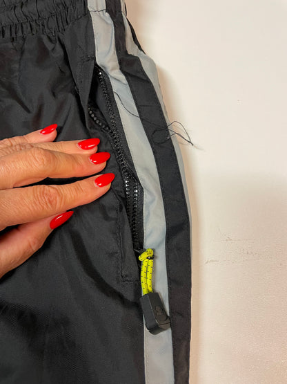 Entdecke unsere Vintage Track Pants von Nike und anderen Marken, erhältlich bei Valuxery.de - Dein Shop für trendige Vintage - Kleidung. Unsere Track Pants sind aus hochwertigen Materialien und