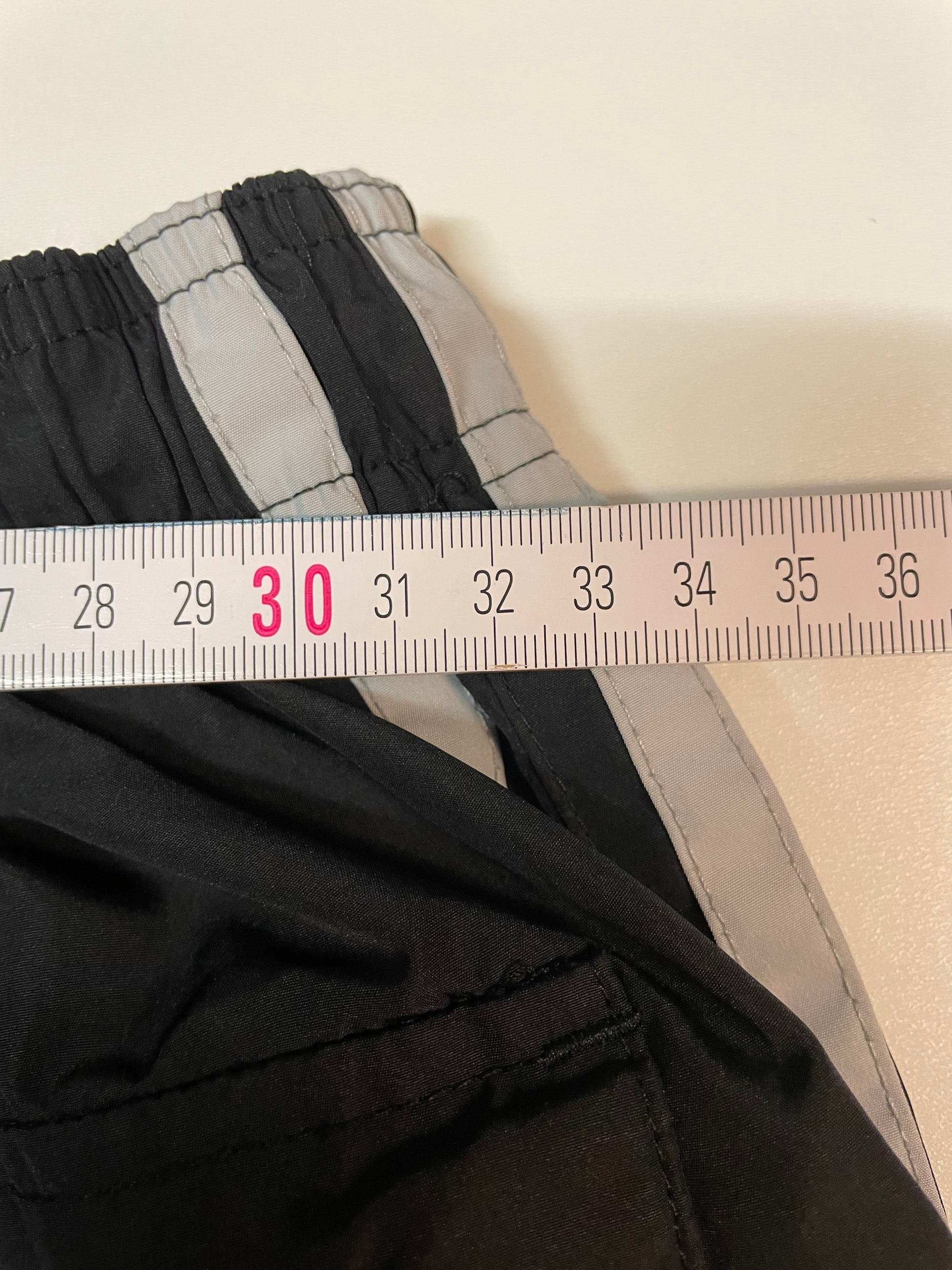 Entdecke unsere Vintage Track Pants von Nike und anderen Marken, erhältlich bei Valuxery.de - Dein Shop für trendige Vintage - Kleidung. Unsere Track Pants sind aus hochwertigen Materialien und