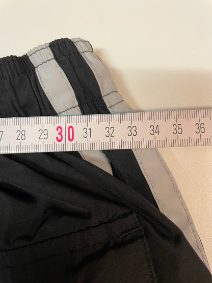 Entdecke unsere Vintage Track Pants von Nike und anderen Marken, erhältlich bei Valuxery.de - Dein Shop für trendige Vintage - Kleidung. Unsere Track Pants sind aus hochwertigen Materialien und