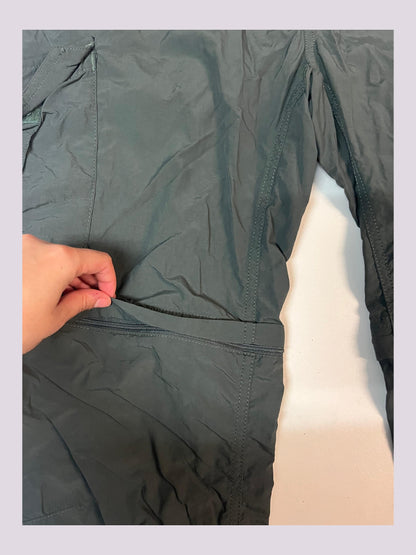 Entdecke unsere Vintage Track Pants von Nike und anderen Marken, erhältlich bei Valuxery.de - Dein Shop für trendige Vintage - Kleidung. Unsere Track Pants sind aus hochwertigen Materialien und