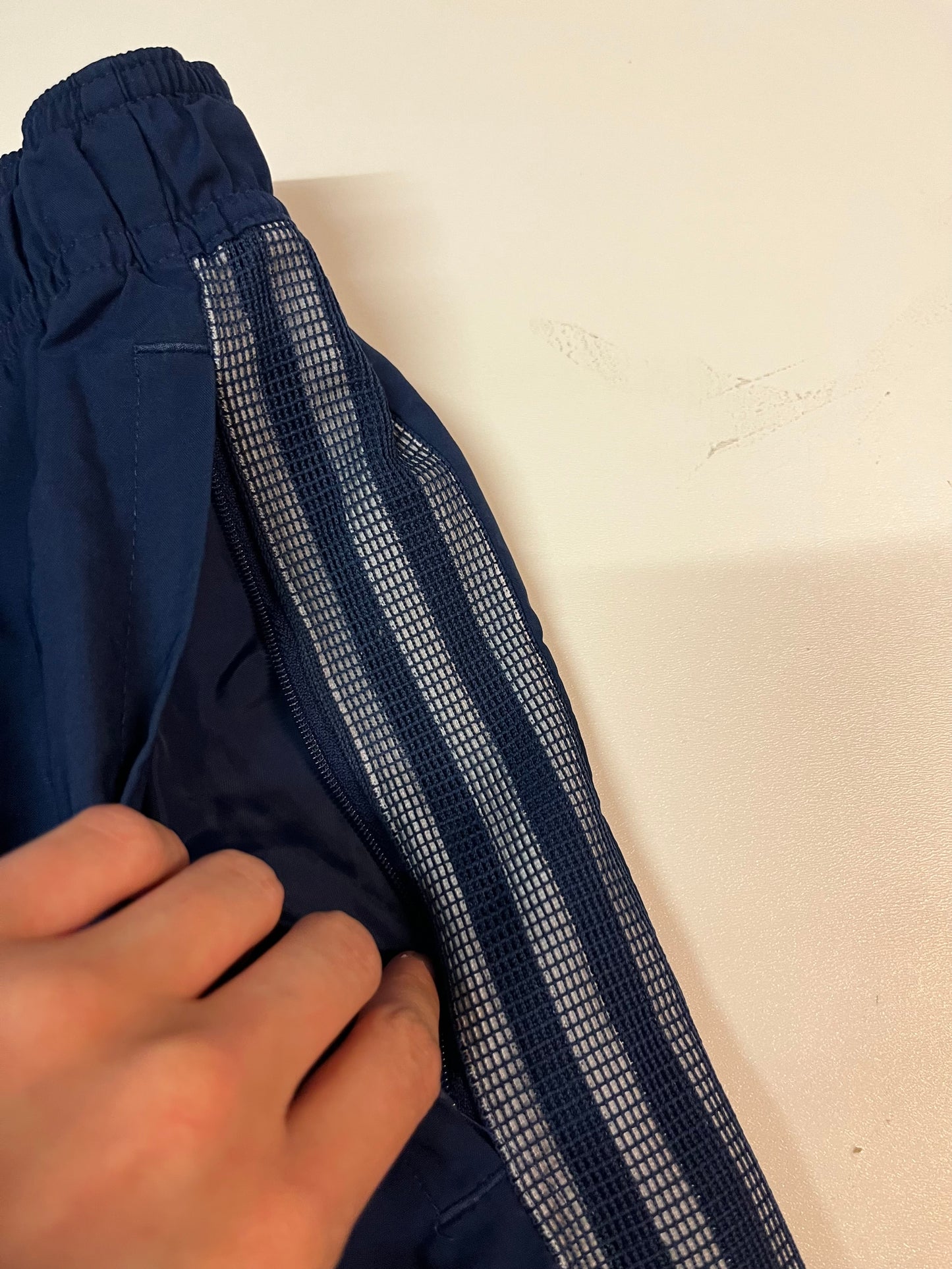 Entdecke unsere Vintage Track Pants von Nike und anderen Marken, erhältlich bei Valuxery.de - Dein Shop für trendige Vintage - Kleidung. Unsere Track Pants sind aus hochwertigen Materialien und