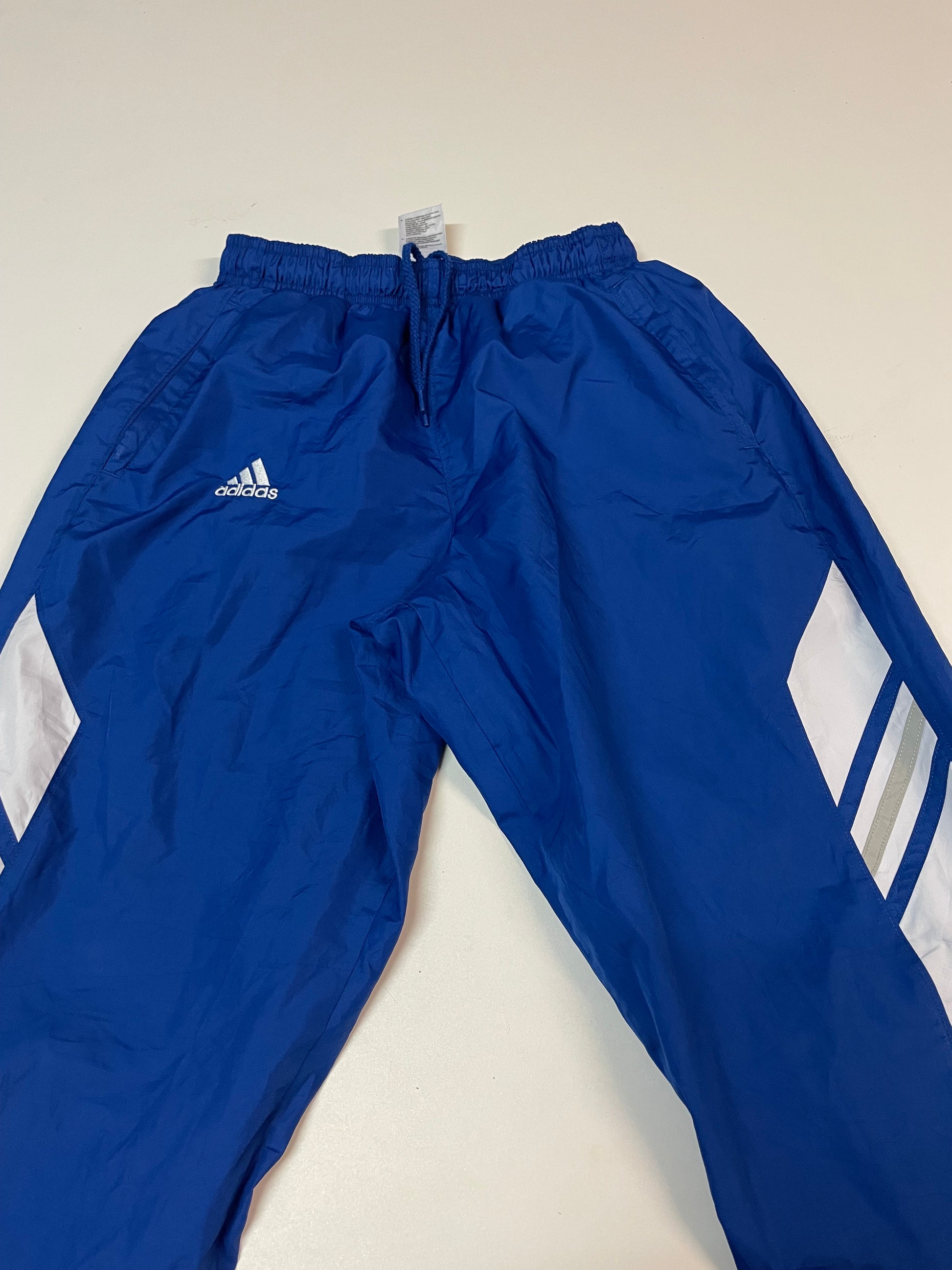 Entdecke unsere Vintage Track Pants von Nike und anderen Marken, erhältlich bei Valuxery.de - Dein Shop für trendige Vintage - Kleidung. Unsere Track Pants sind aus hochwertigen Materialien und