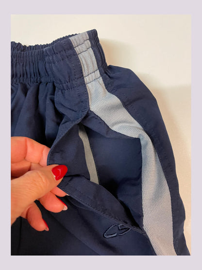 Entdecke unsere Vintage Track Pants von Nike und anderen Marken, erhältlich bei Valuxery.de - Dein Shop für trendige Vintage - Kleidung. Unsere Track Pants sind aus hochwertigen Materialien und