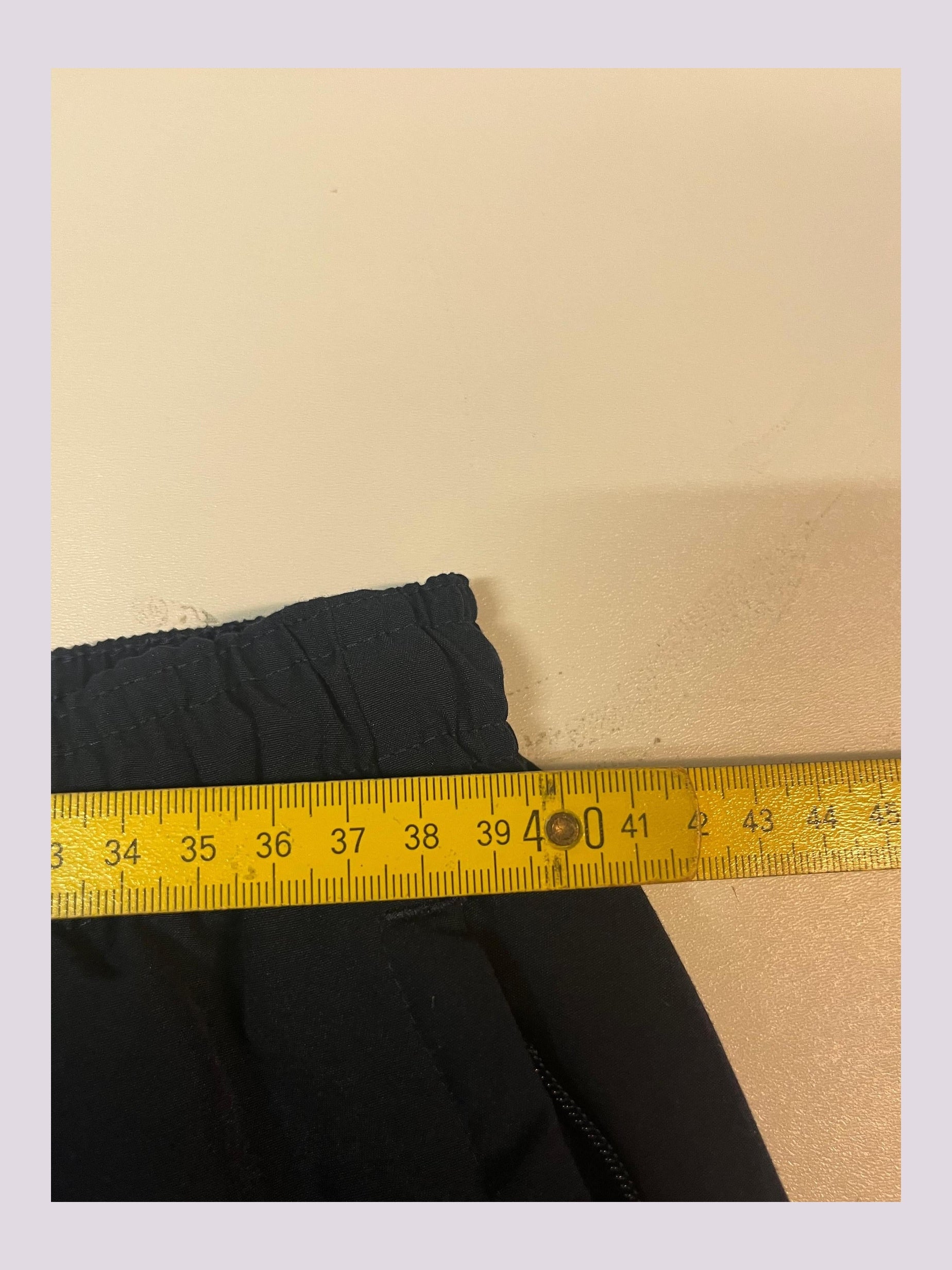 Entdecke unsere Vintage Track Pants von Nike und anderen Marken, erhältlich bei Valuxery.de - Dein Shop für trendige Vintage - Kleidung. Unsere Track Pants sind aus hochwertigen Materialien und