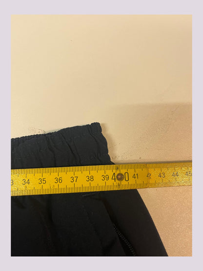 Entdecke unsere Vintage Track Pants von Nike und anderen Marken, erhältlich bei Valuxery.de - Dein Shop für trendige Vintage - Kleidung. Unsere Track Pants sind aus hochwertigen Materialien und