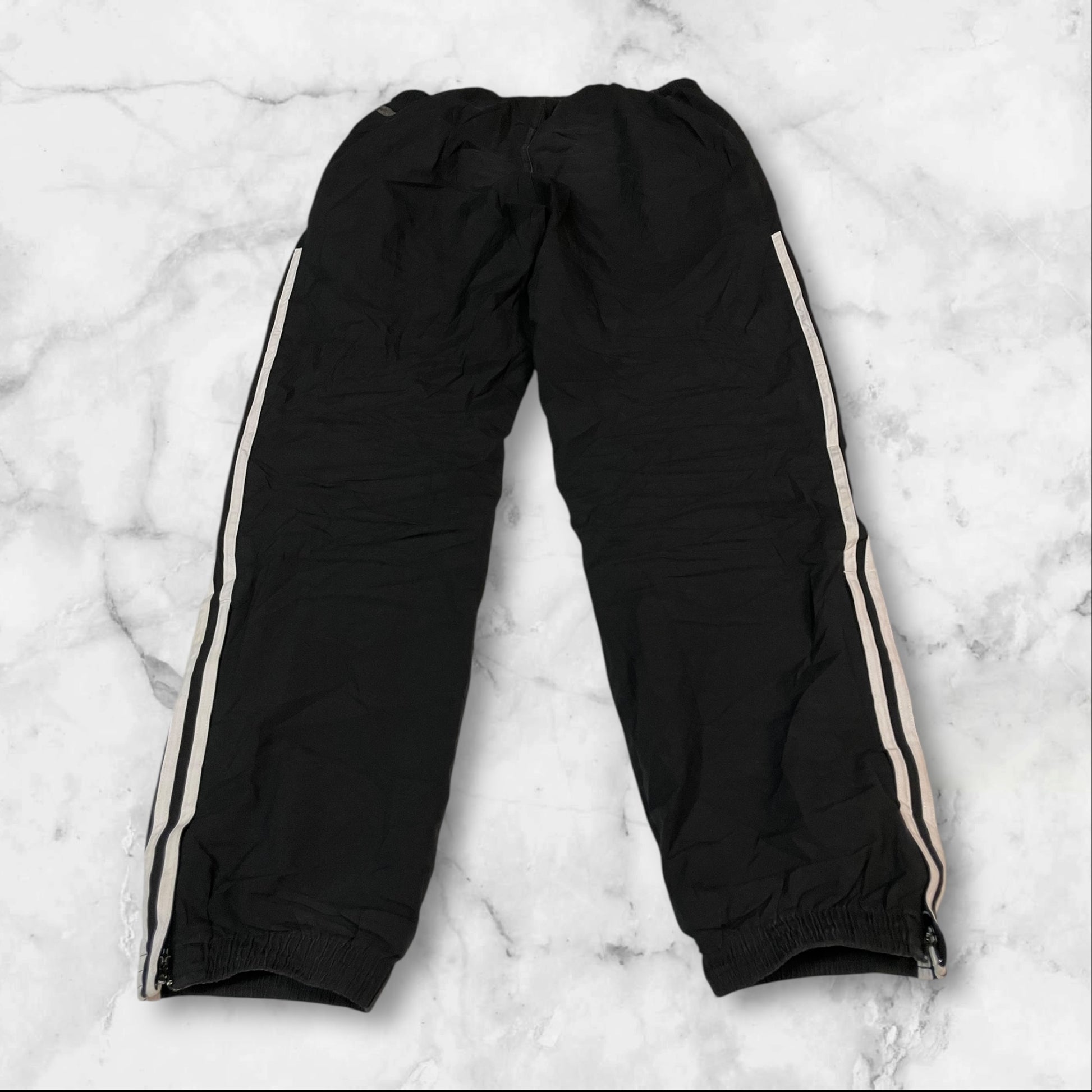 Entdecke unsere Vintage Track Pants von Nike und anderen Marken, erhältlich bei Valuxery.de - Dein Shop für trendige Vintage - Kleidung. Unsere Track Pants sind aus hochwertigen Materialien und