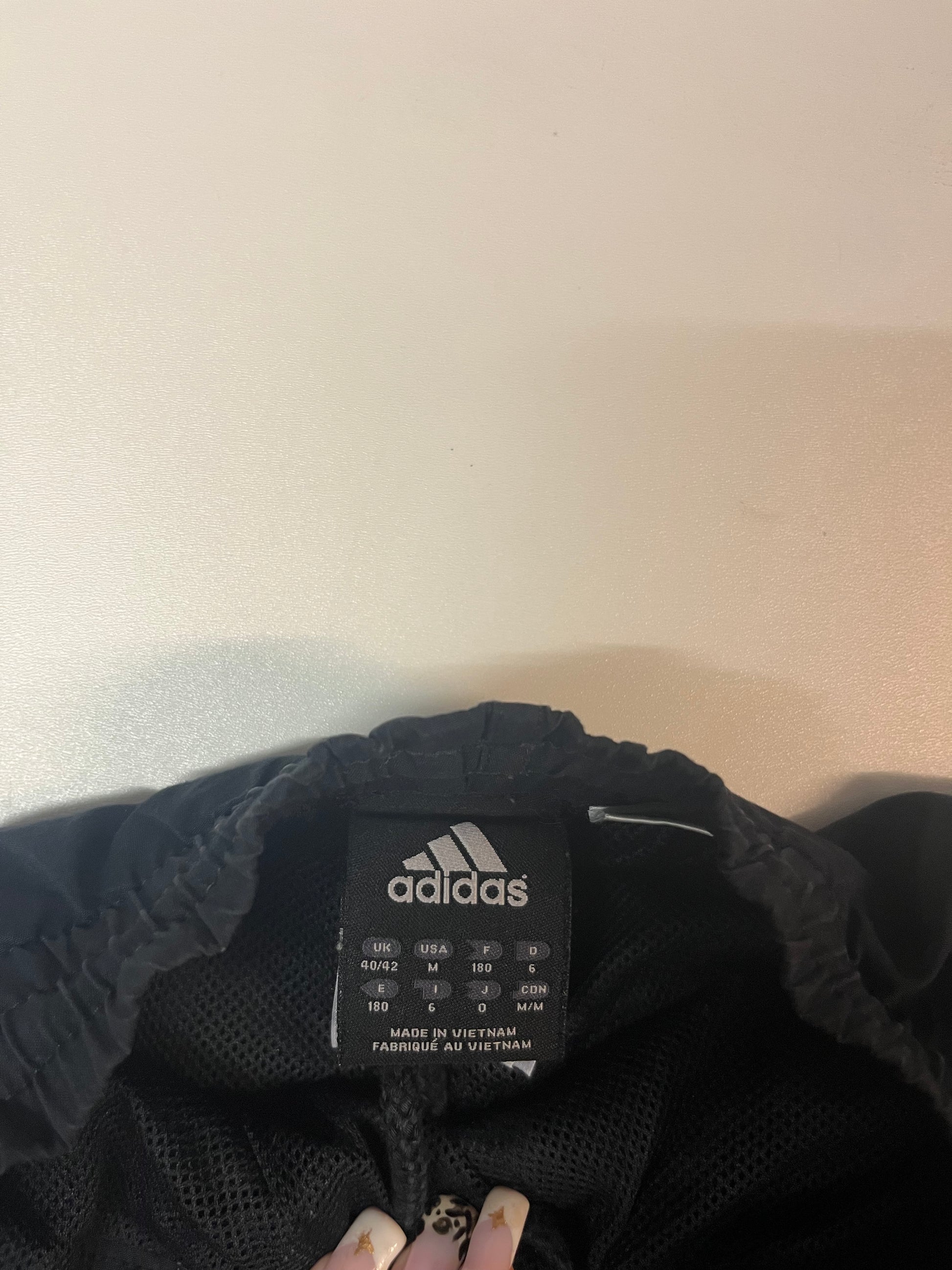 Entdecke unsere Vintage Track Pants von Nike und anderen Marken, erhältlich bei Valuxery.de - Dein Shop für trendige Vintage - Kleidung. Unsere Track Pants sind aus hochwertigen Materialien und