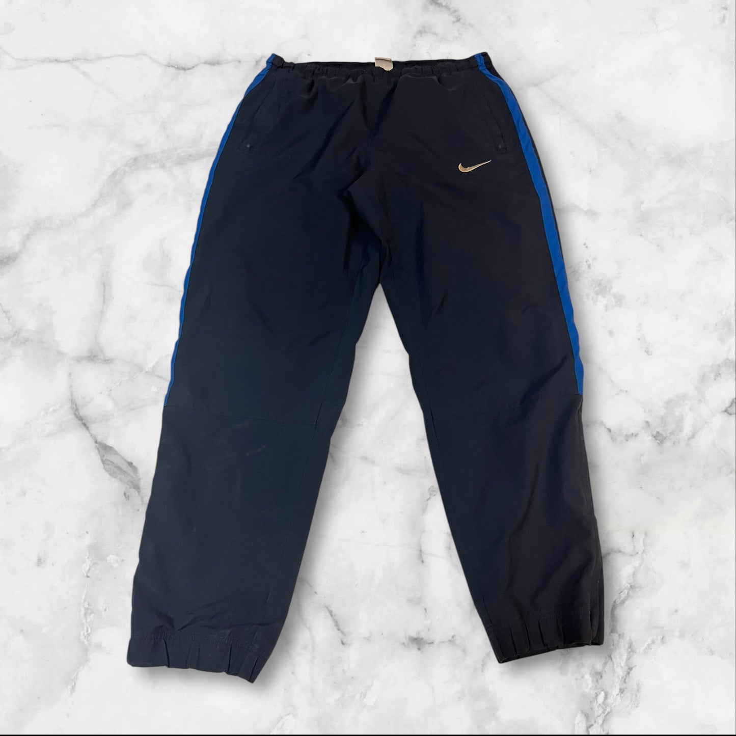 Entdecke unsere Vintage Track Pants von Nike und anderen Marken, erhältlich bei Valuxery.de - Dein Shop für trendige Vintage - Kleidung. Unsere Track Pants sind aus hochwertigen Materialien und