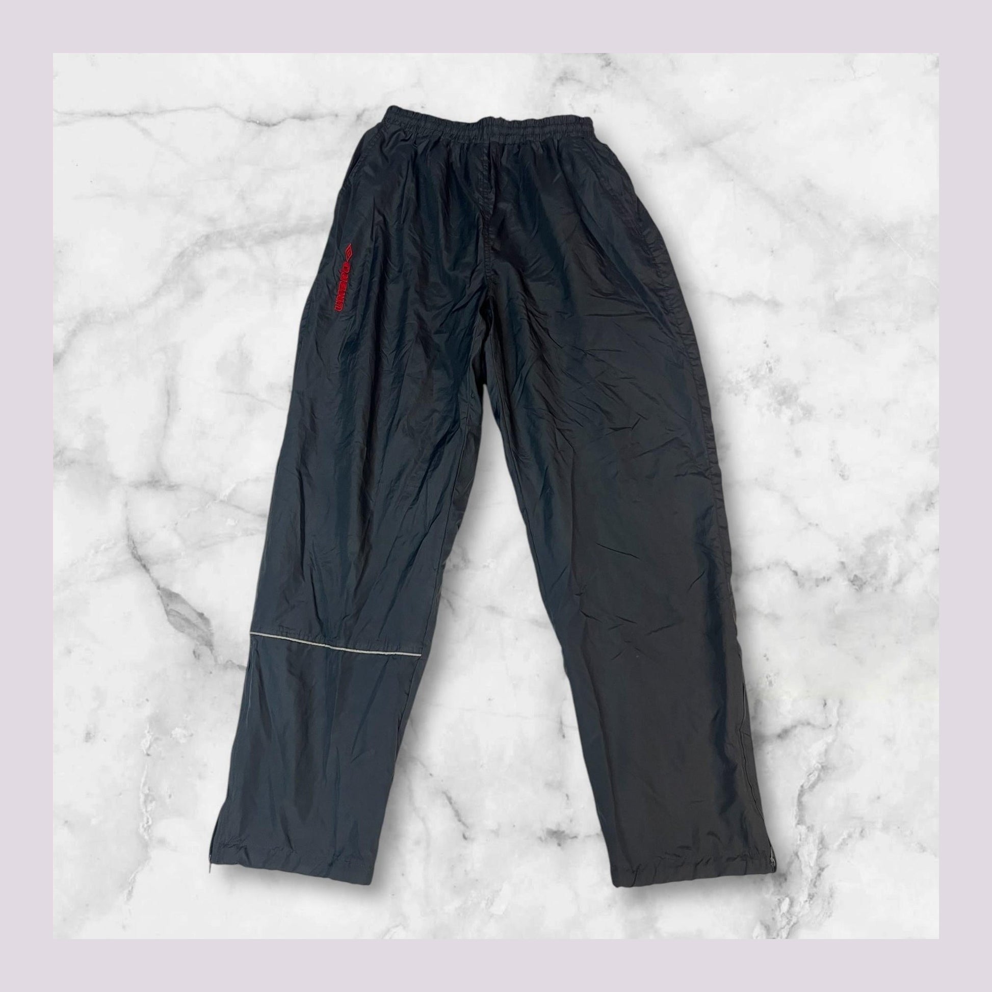 Entdecke unsere Vintage Track Pants von Nike und anderen Marken, erhältlich bei Valuxery.de - Dein Shop für trendige Vintage - Kleidung. Unsere Track Pants sind aus hochwertigen Materialien und