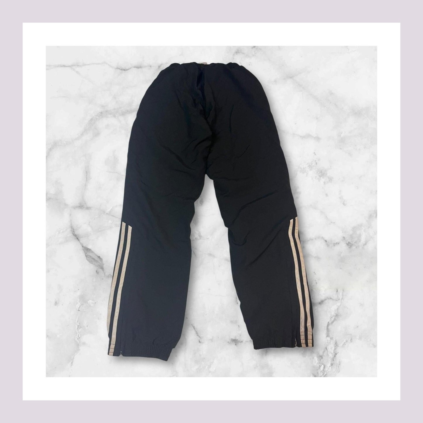 Entdecke unsere Vintage Track Pants von Nike und anderen Marken, erhältlich bei Valuxery.de - Dein Shop für trendige Vintage - Kleidung. Unsere Track Pants sind aus hochwertigen Materialien und