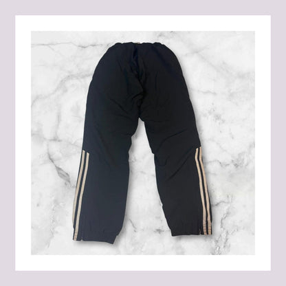 Entdecke unsere Vintage Track Pants von Nike und anderen Marken, erhältlich bei Valuxery.de - Dein Shop für trendige Vintage - Kleidung. Unsere Track Pants sind aus hochwertigen Materialien und