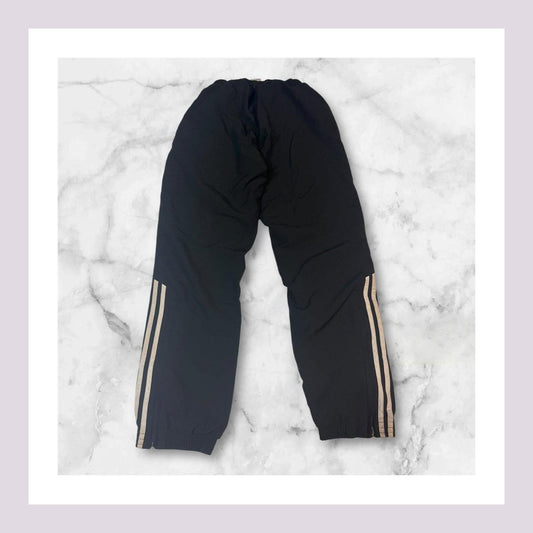 Entdecke unsere Vintage Track Pants von Nike und anderen Marken, erhältlich bei Valuxery.de - Dein Shop für trendige Vintage - Kleidung. Unsere Track Pants sind aus hochwertigen Materialien und