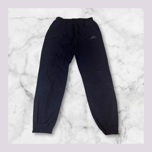 Entdecke unsere Vintage Track Pants von Nike und anderen Marken, erhältlich bei Valuxery.de - Dein Shop für trendige Vintage - Kleidung. Unsere Track Pants sind aus hochwertigen Materialien und