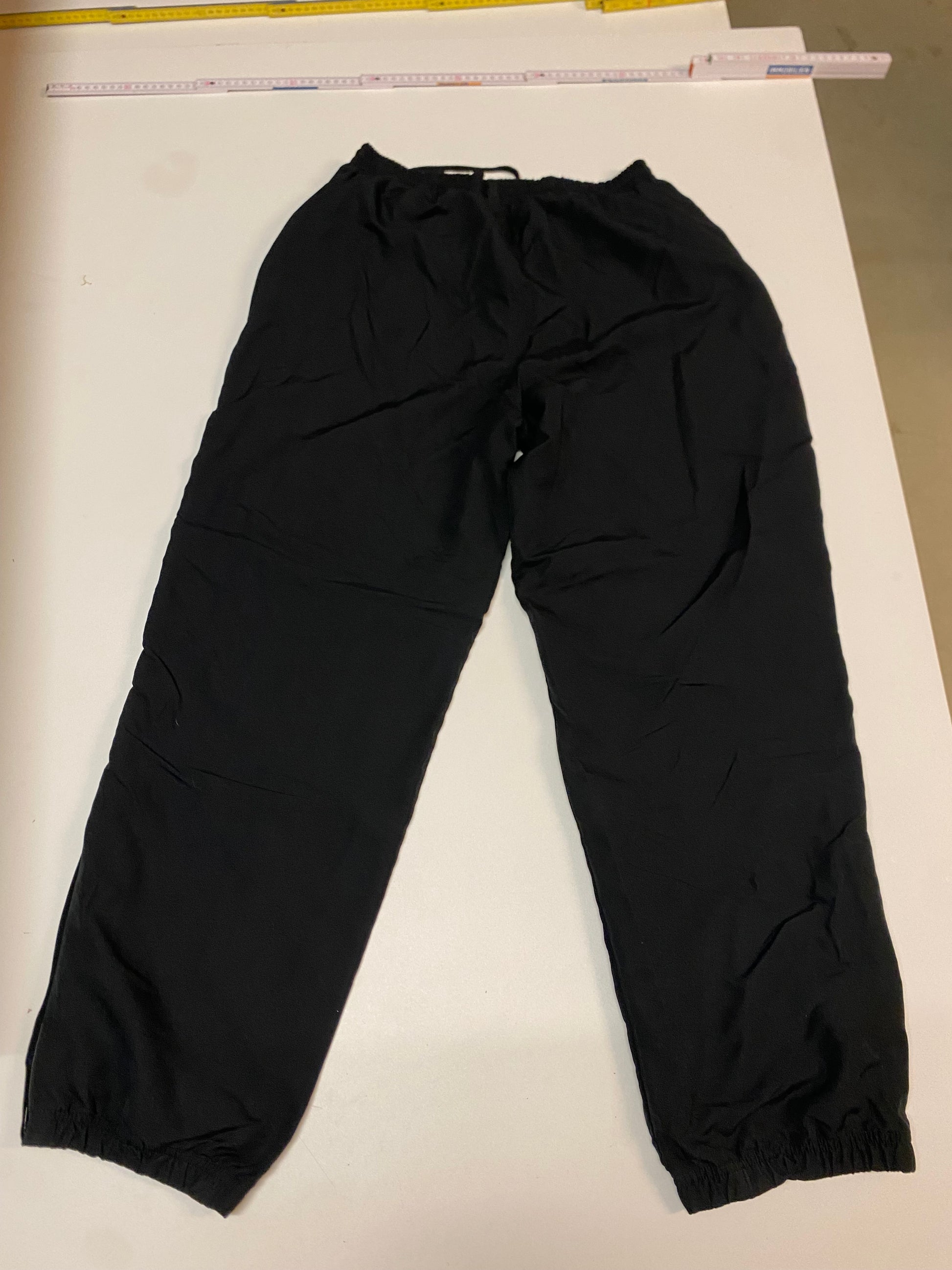 Entdecke unsere Vintage Track Pants von Nike und anderen Marken, erhältlich bei Valuxery.de - Dein Shop für trendige Vintage - Kleidung. Unsere Track Pants sind aus hochwertigen Materialien und
