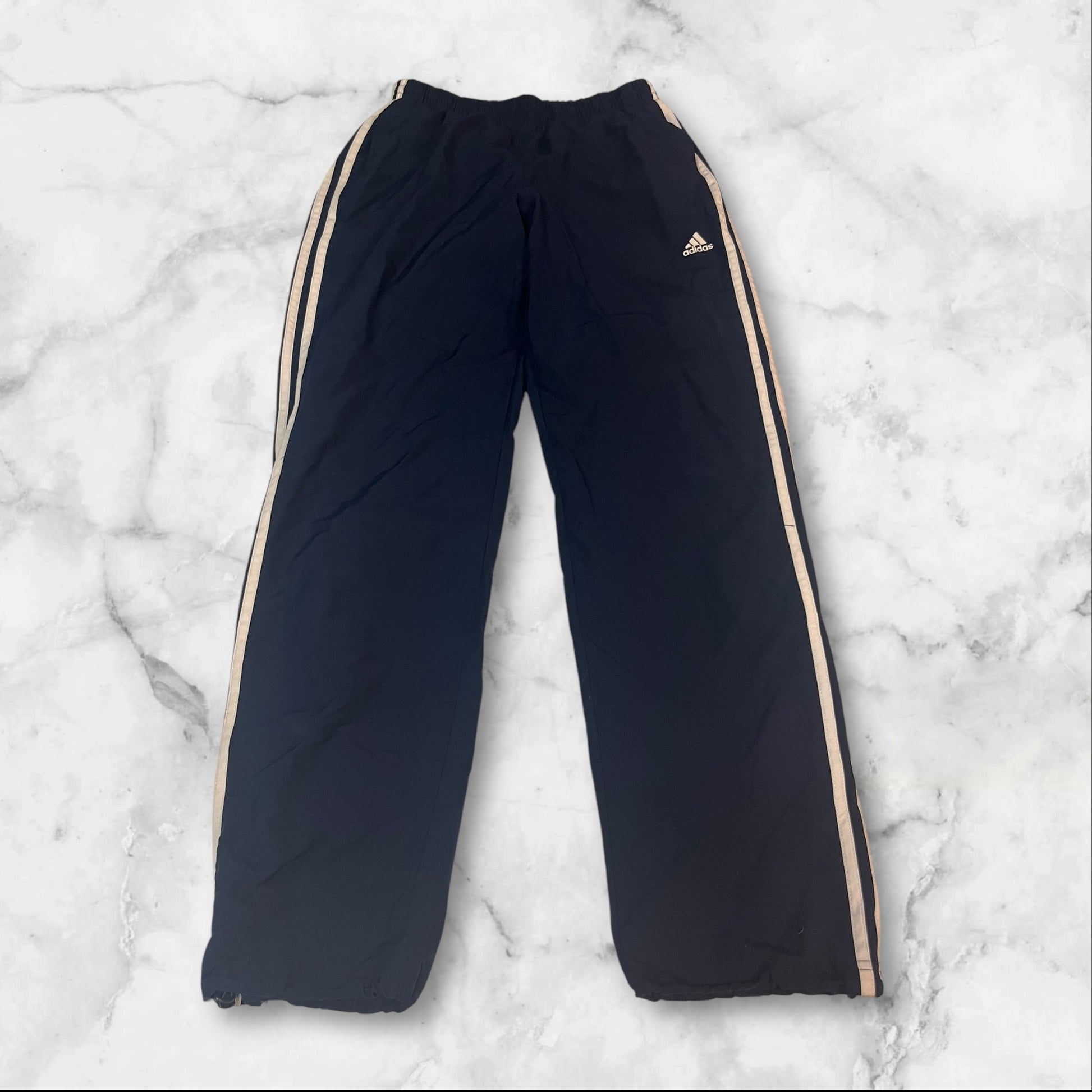 Entdecke unsere Vintage Track Pants von Nike und anderen Marken, erhältlich bei Valuxery.de - Dein Shop für trendige Vintage - Kleidung. Unsere Track Pants sind aus hochwertigen Materialien und