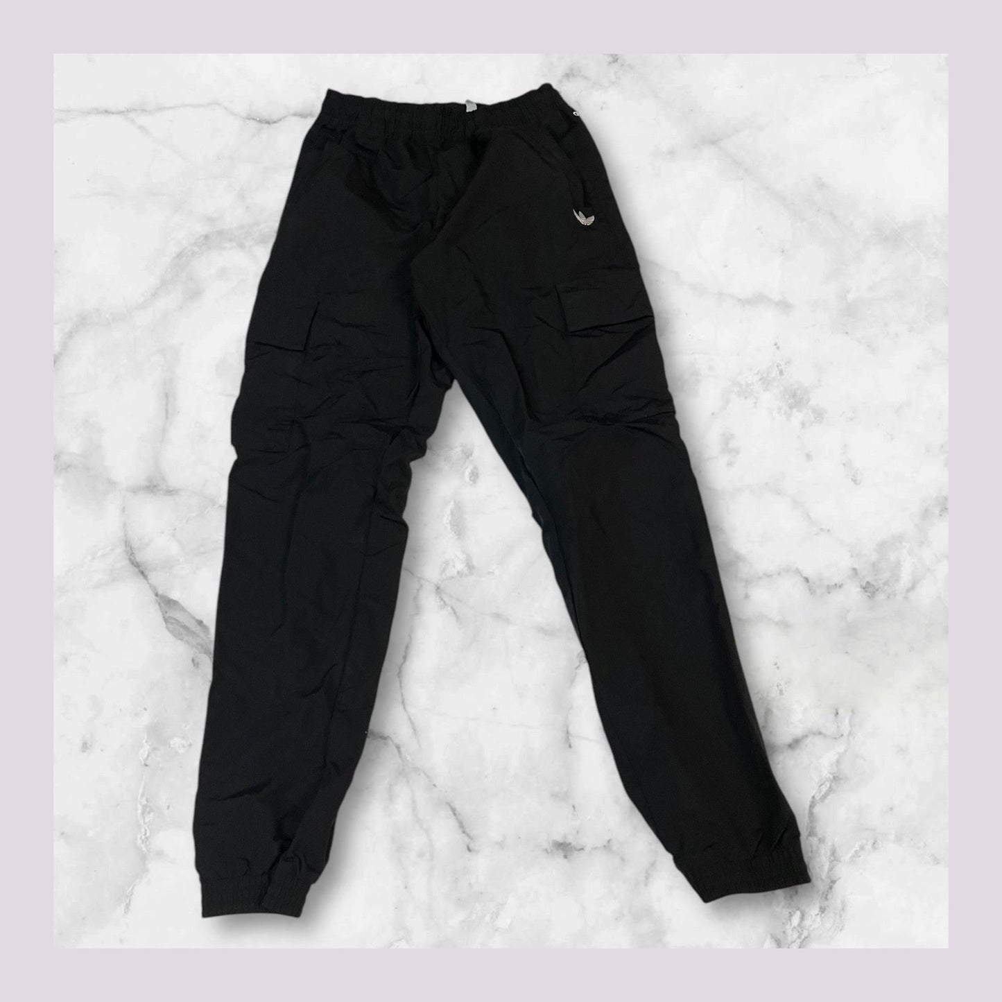 Entdecke unsere Vintage Track Pants von Nike und anderen Marken, erhältlich bei Valuxery.de - Dein Shop für trendige Vintage - Kleidung. Unsere Track Pants sind aus hochwertigen Materialien und