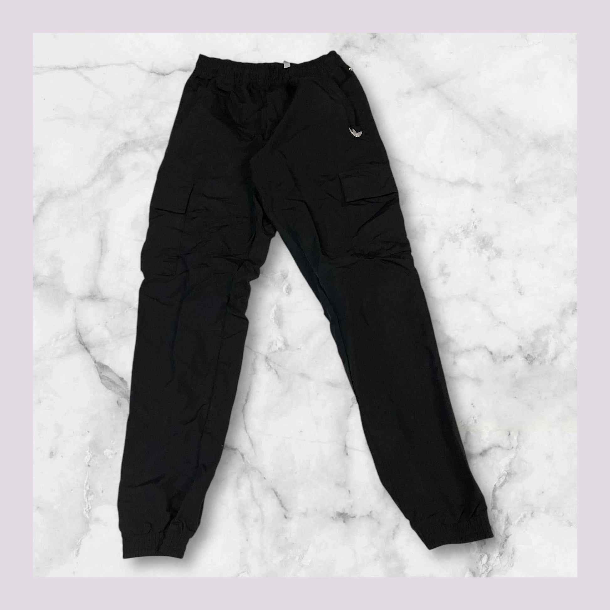 Entdecke unsere Vintage Track Pants von Nike und anderen Marken, erhältlich bei Valuxery.de - Dein Shop für trendige Vintage - Kleidung. Unsere Track Pants sind aus hochwertigen Materialien und