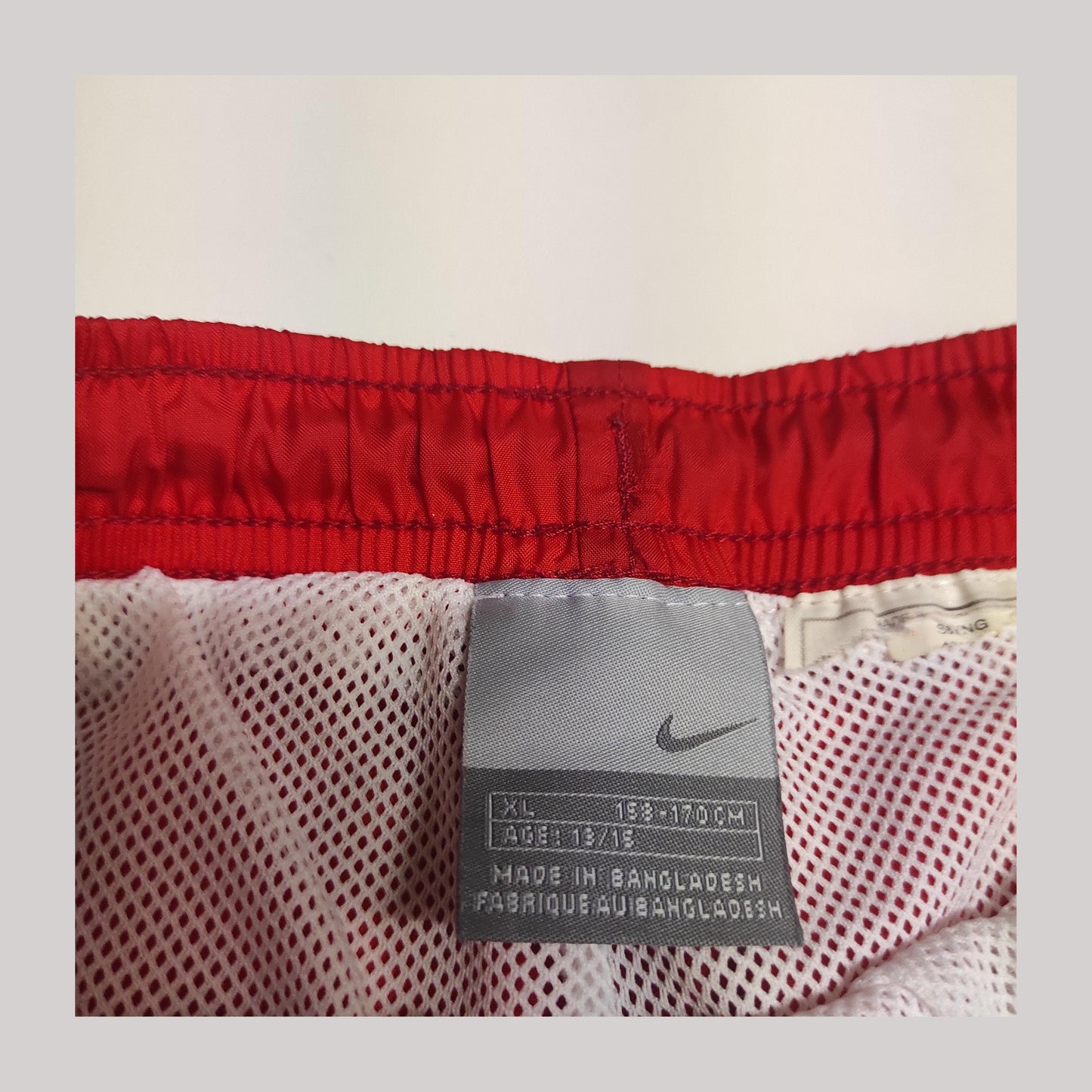 Entdecke unsere Vintage Track Pants von Nike und anderen Marken, erhältlich bei Valuxery.de - Dein Shop für trendige Vintage - Kleidung. Unsere Track Pants sind aus hochwertigen Materialien und