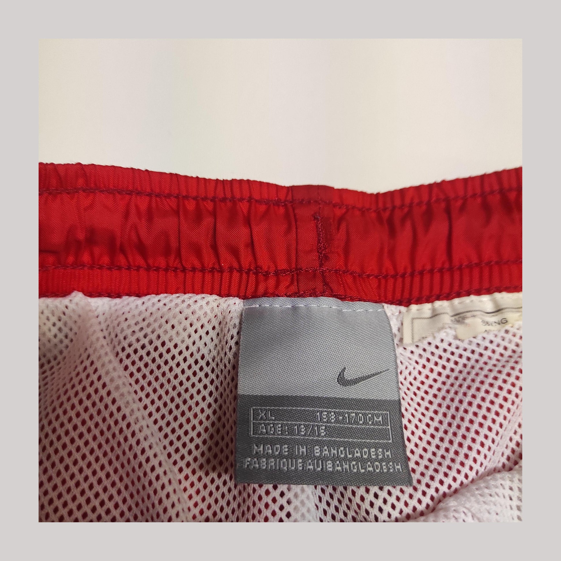 Entdecke unsere Vintage Track Pants von Nike und anderen Marken, erhältlich bei Valuxery.de - Dein Shop für trendige Vintage - Kleidung. Unsere Track Pants sind aus hochwertigen Materialien und