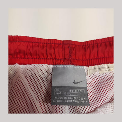 Entdecke unsere Vintage Track Pants von Nike und anderen Marken, erhältlich bei Valuxery.de - Dein Shop für trendige Vintage - Kleidung. Unsere Track Pants sind aus hochwertigen Materialien und