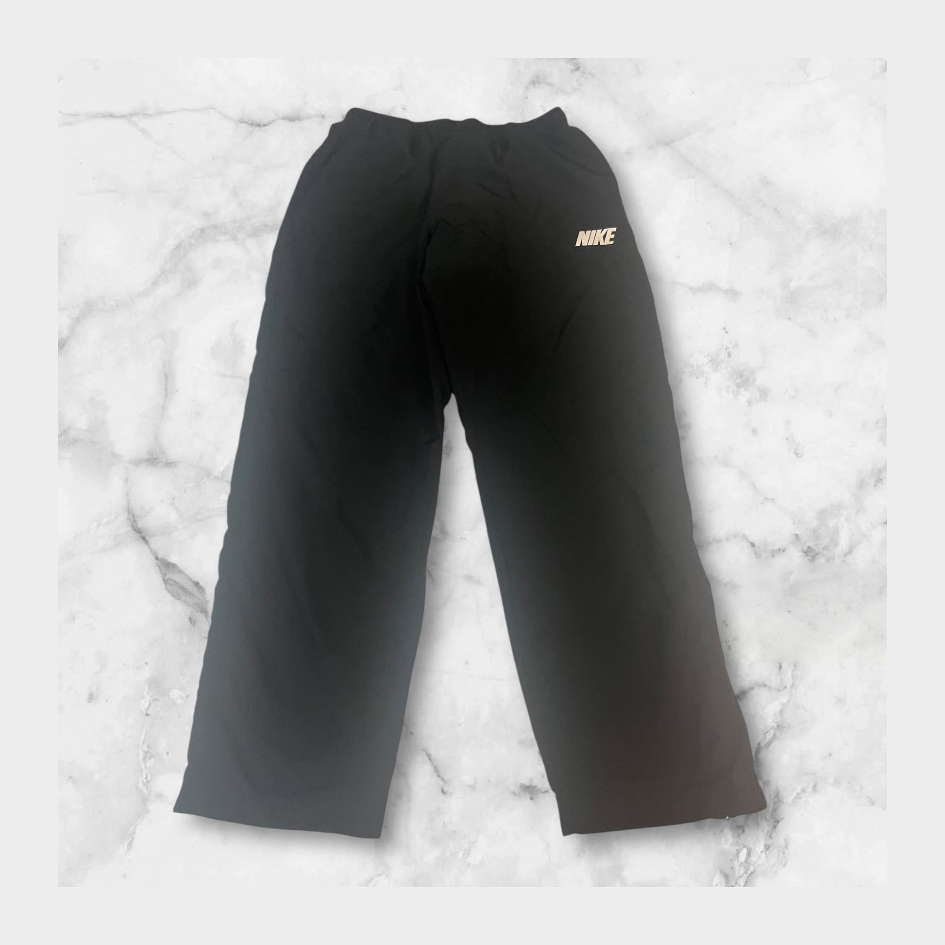 Entdecke unsere Vintage Track Pants von Nike und anderen Marken, erhältlich bei Valuxery.de - Dein Shop für trendige Vintage - Kleidung. Unsere Track Pants sind aus hochwertigen Materialien und