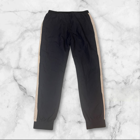 Entdecke unsere Vintage Track Pants von Nike und anderen Marken, erhältlich bei Valuxery.de - Dein Shop für trendige Vintage - Kleidung. Unsere Track Pants sind aus hochwertigen Materialien und