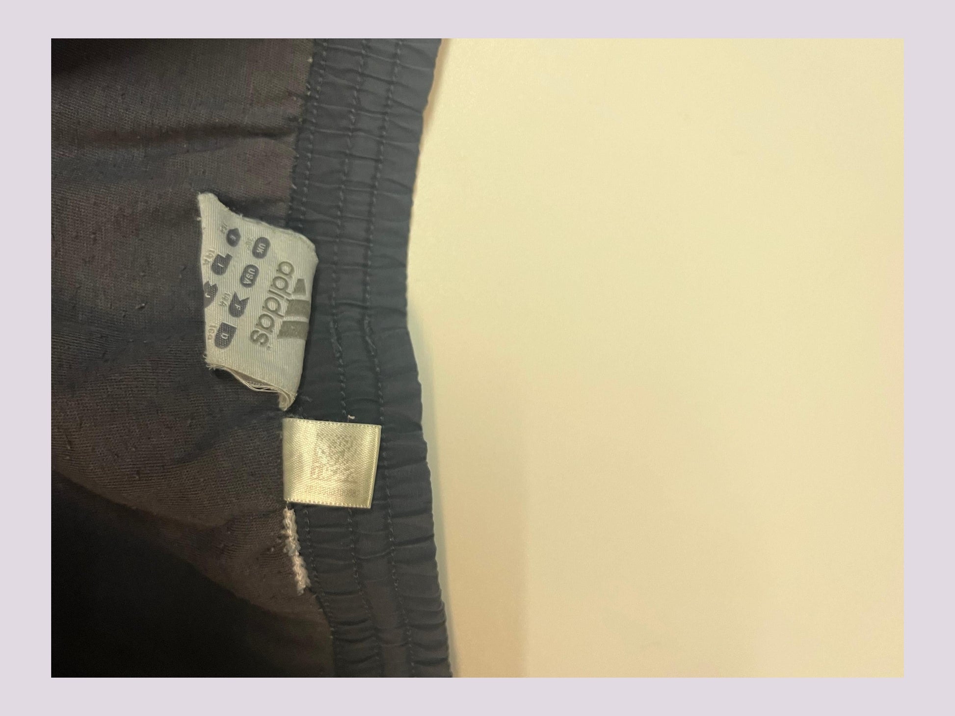 Entdecke unsere Vintage Track Pants von Nike und anderen Marken, erhältlich bei Valuxery.de - Dein Shop für trendige Vintage - Kleidung. Unsere Track Pants sind aus hochwertigen Materialien und