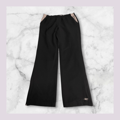 Entdecke unsere Vintage Track Pants von Nike und anderen Marken, erhältlich bei Valuxery.de - Dein Shop für trendige Vintage - Kleidung. Unsere Track Pants sind aus hochwertigen Materialien und