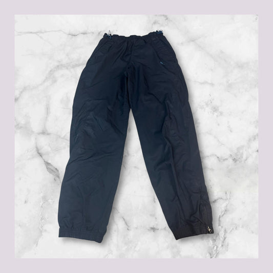 Entdecke unsere Vintage Track Pants von Nike und anderen Marken, erhältlich bei Valuxery.de - Dein Shop für trendige Vintage - Kleidung. Unsere Track Pants sind aus hochwertigen Materialien und