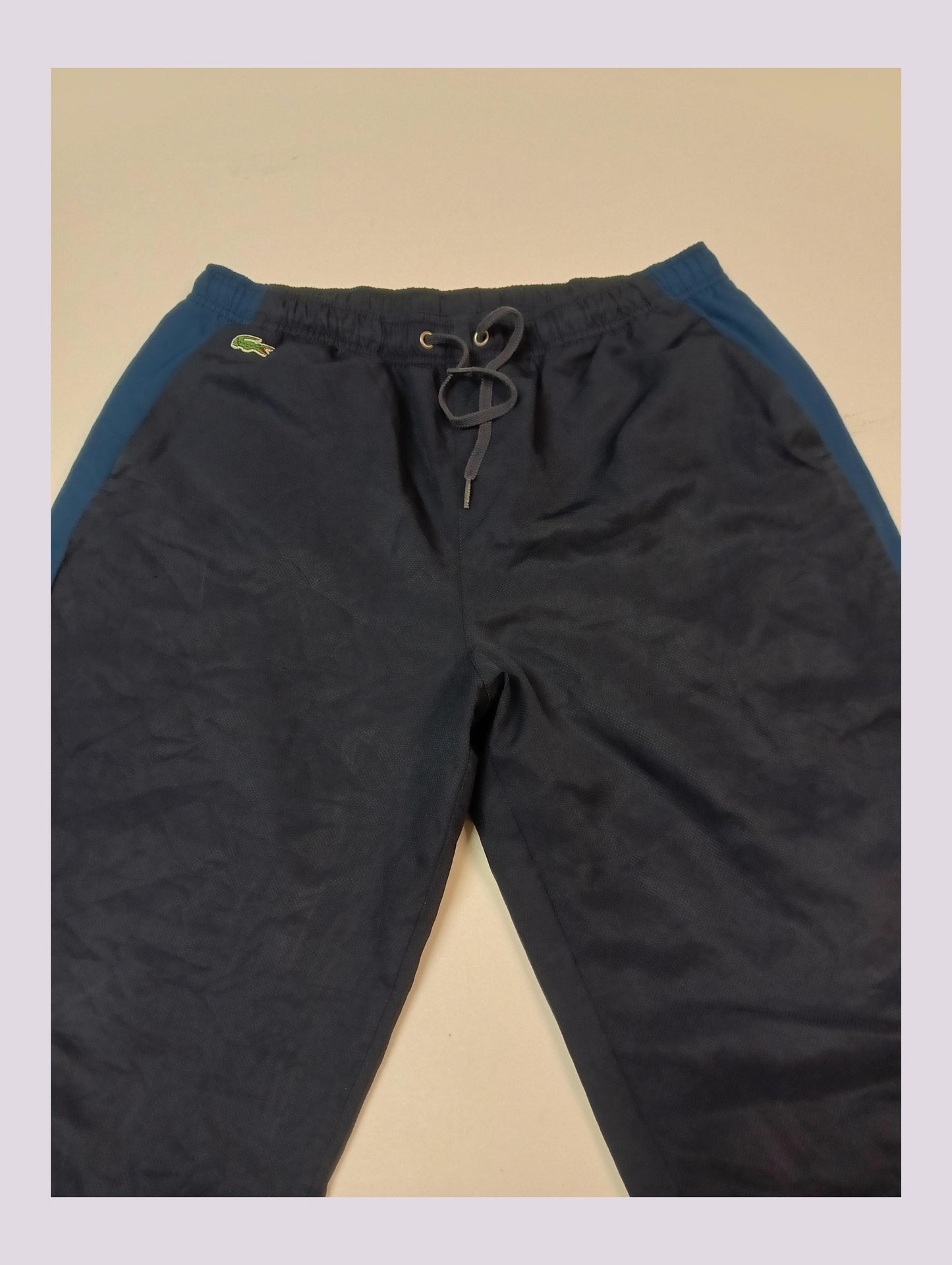 Entdecke unsere Vintage Track Pants von Nike und anderen Marken, erhältlich bei Valuxery.de - Dein Shop für trendige Vintage - Kleidung. Unsere Track Pants sind aus hochwertigen Materialien und