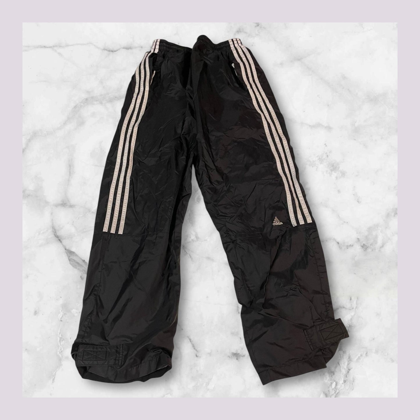 Entdecke unsere Vintage Track Pants von Nike und anderen Marken, erhältlich bei Valuxery.de - Dein Shop für trendige Vintage - Kleidung. Unsere Track Pants sind aus hochwertigen Materialien und
