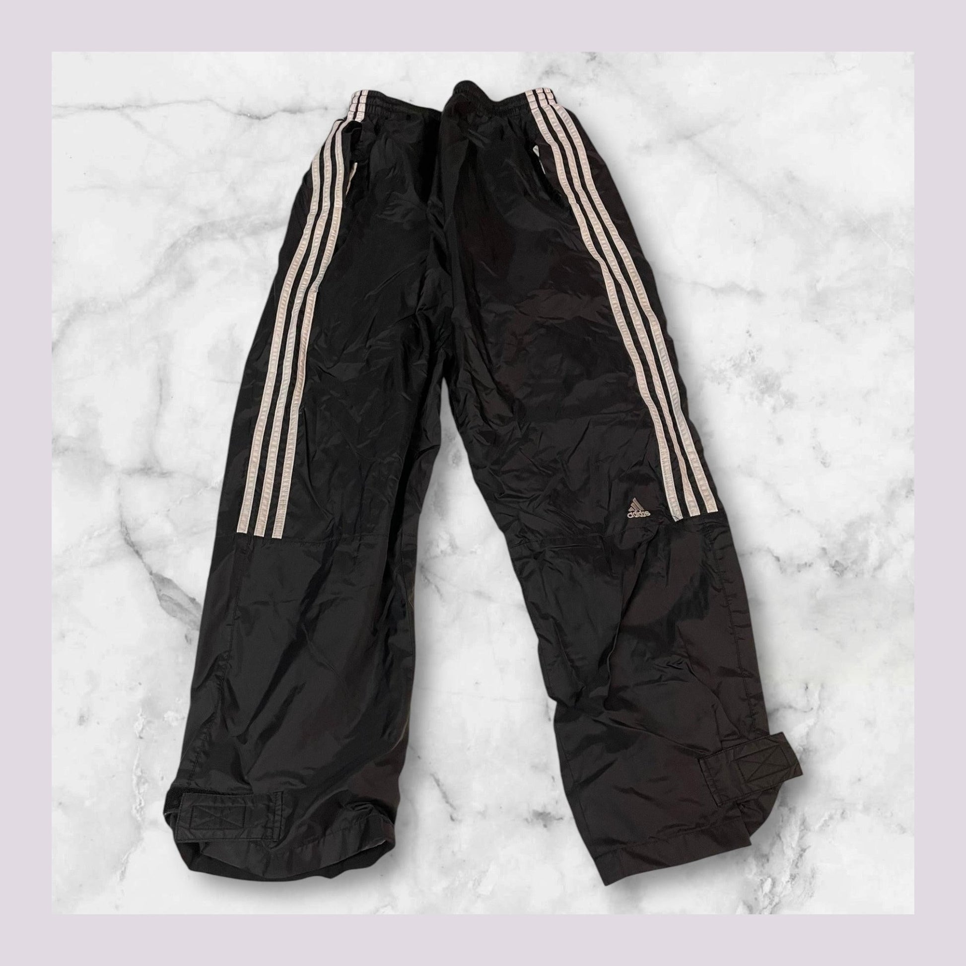 Entdecke unsere Vintage Track Pants von Nike und anderen Marken, erhältlich bei Valuxery.de - Dein Shop für trendige Vintage - Kleidung. Unsere Track Pants sind aus hochwertigen Materialien und