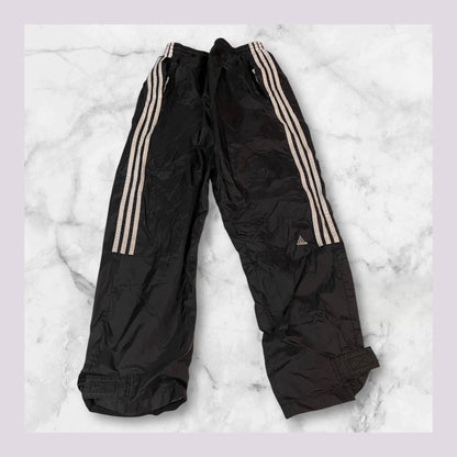 Entdecke unsere Vintage Track Pants von Nike und anderen Marken, erhältlich bei Valuxery.de - Dein Shop für trendige Vintage - Kleidung. Unsere Track Pants sind aus hochwertigen Materialien und