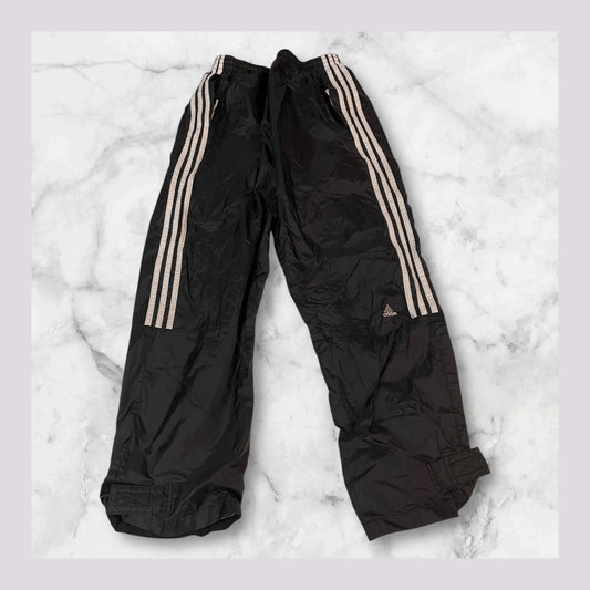 Entdecke unsere Vintage Track Pants von Nike und anderen Marken, erhältlich bei Valuxery.de - Dein Shop für trendige Vintage - Kleidung. Unsere Track Pants sind aus hochwertigen Materialien und