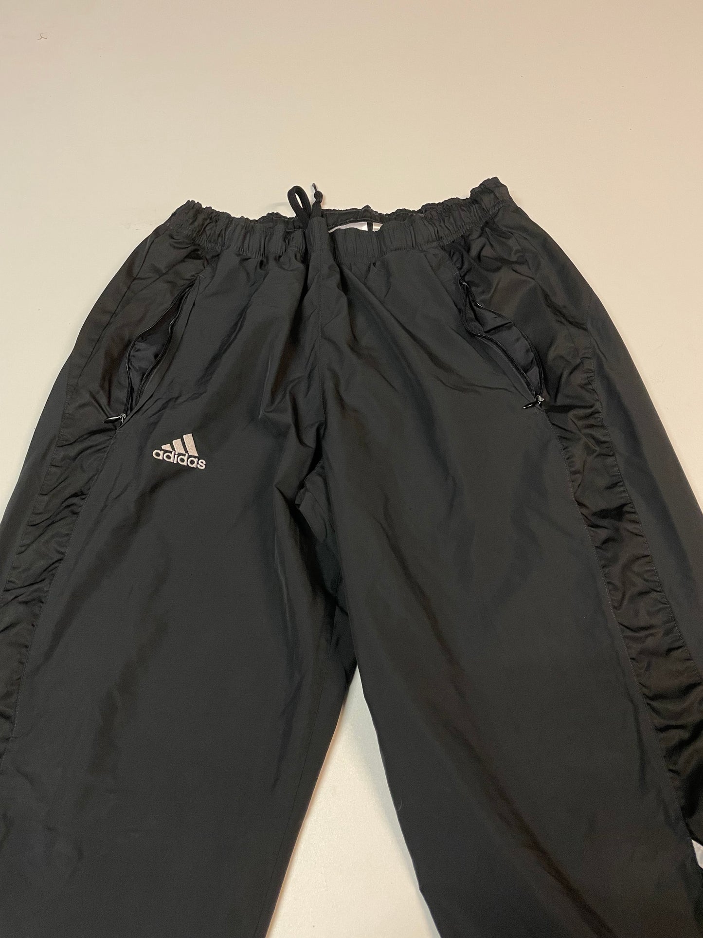 Entdecke unsere Vintage Track Pants von Nike und anderen Marken, erhältlich bei Valuxery.de - Dein Shop für trendige Vintage - Kleidung. Unsere Track Pants sind aus hochwertigen Materialien und