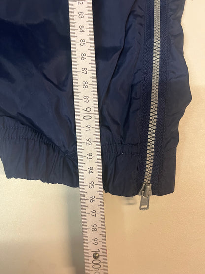 Entdecke unsere Vintage Track Pants von Nike und anderen Marken, erhältlich bei Valuxery.de - Dein Shop für trendige Vintage - Kleidung. Unsere Track Pants sind aus hochwertigen Materialien und