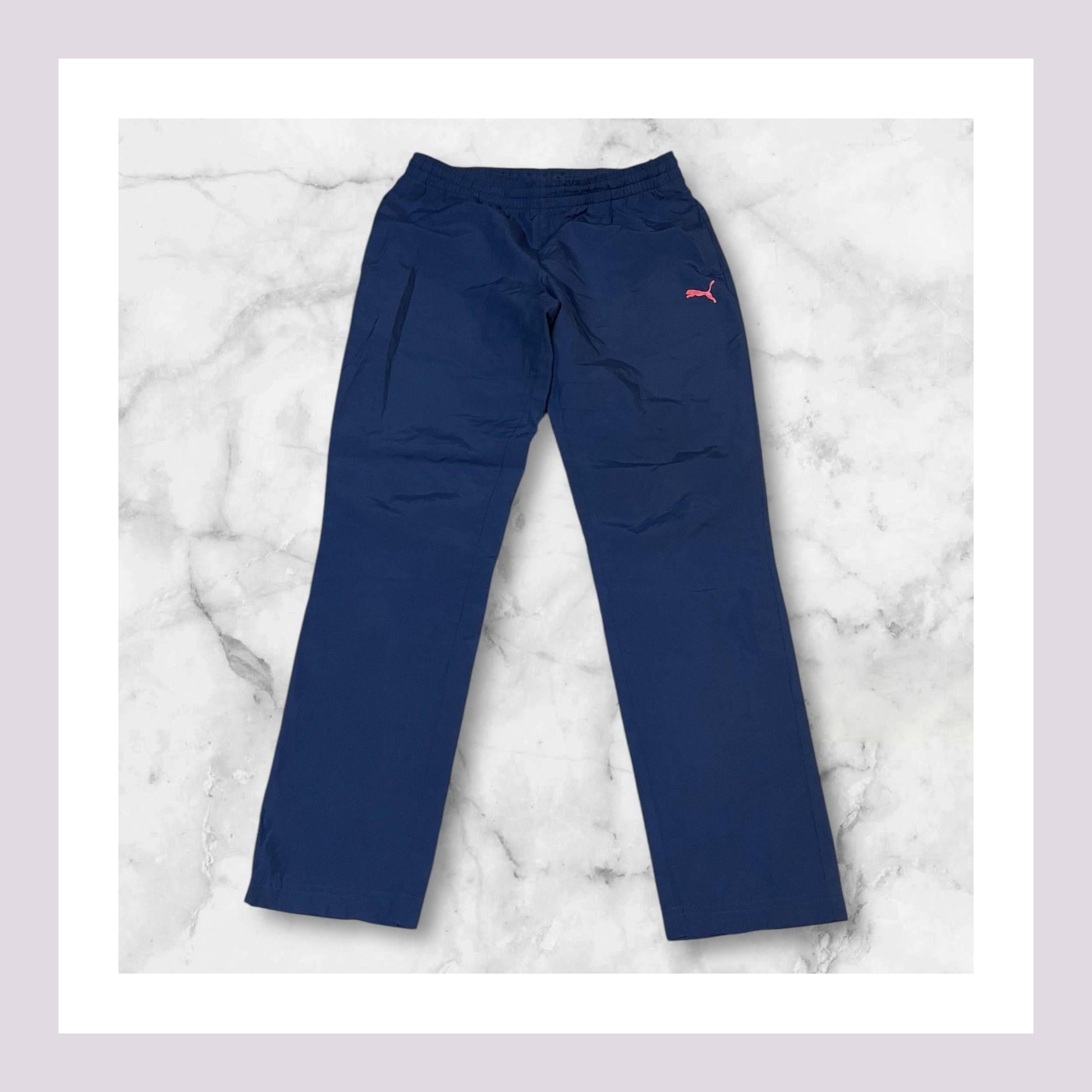 Entdecke unsere Vintage Track Pants von Nike und anderen Marken, erhältlich bei Valuxery.de - Dein Shop für trendige Vintage - Kleidung. Unsere Track Pants sind aus hochwertigen Materialien und