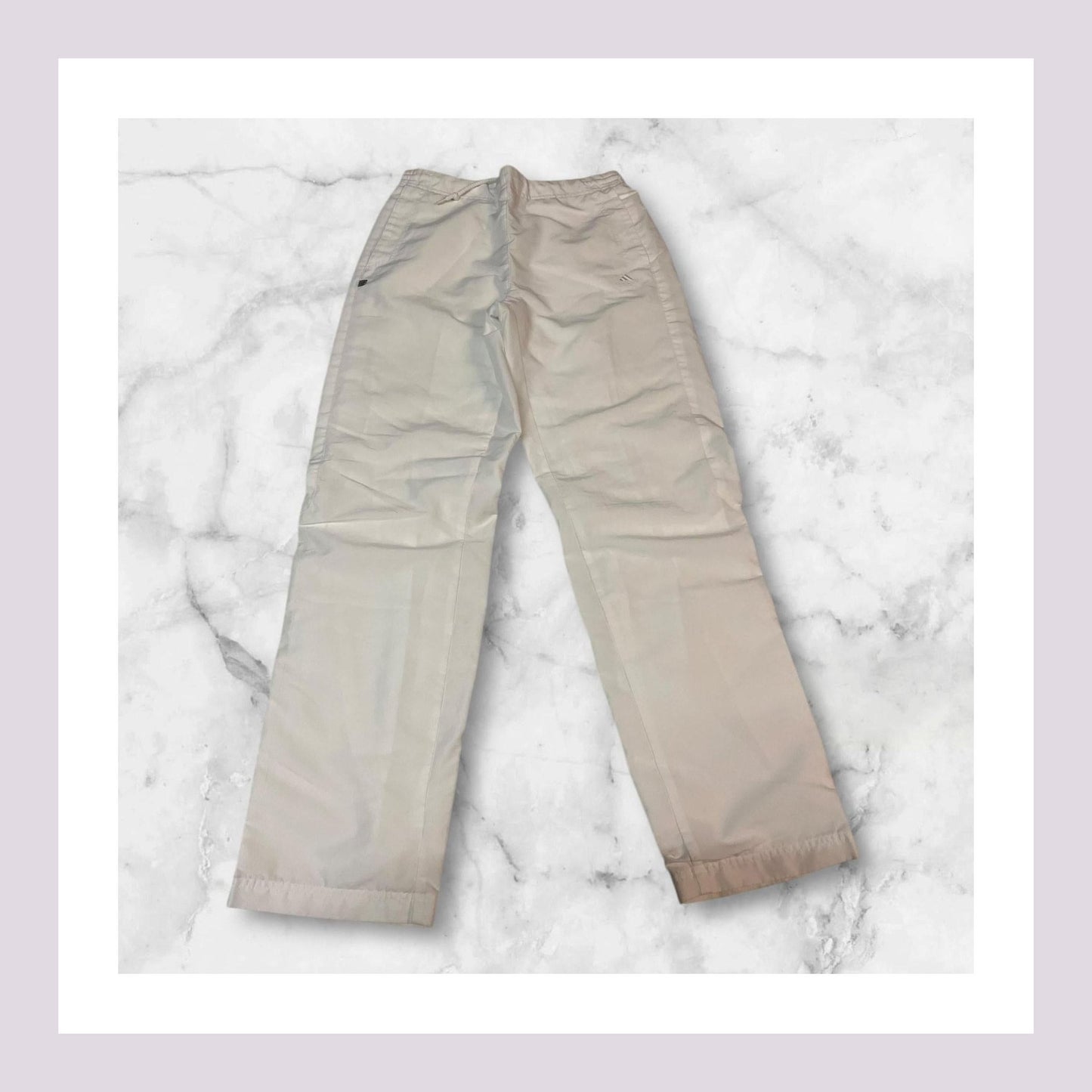 Entdecke unsere Vintage Track Pants von Nike und anderen Marken, erhältlich bei Valuxery.de - Dein Shop für trendige Vintage - Kleidung. Unsere Track Pants sind aus hochwertigen Materialien und