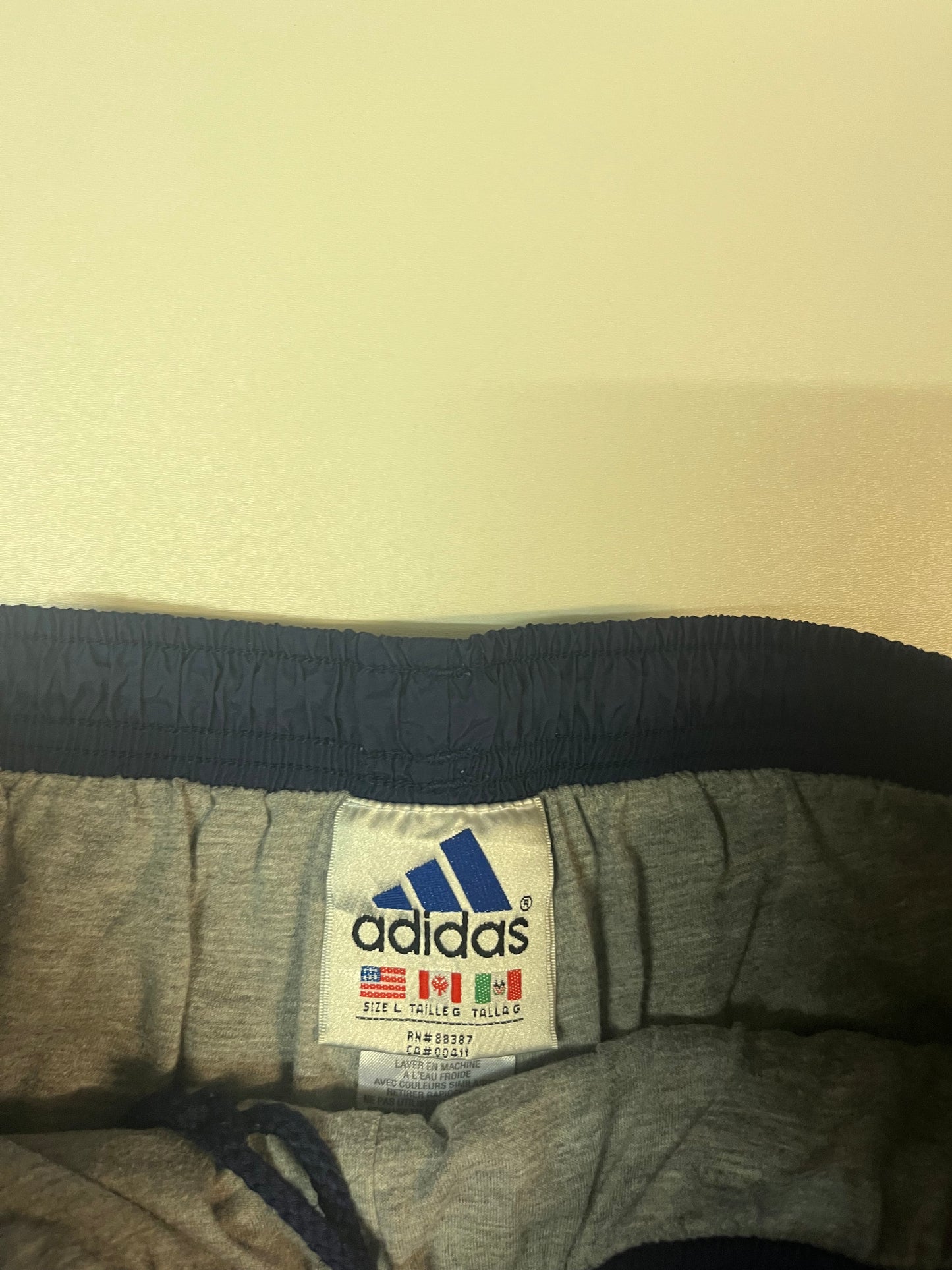 Entdecke unsere Vintage Track Pants von Nike und anderen Marken, erhältlich bei Valuxery.de - Dein Shop für trendige Vintage - Kleidung. Unsere Track Pants sind aus hochwertigen Materialien und