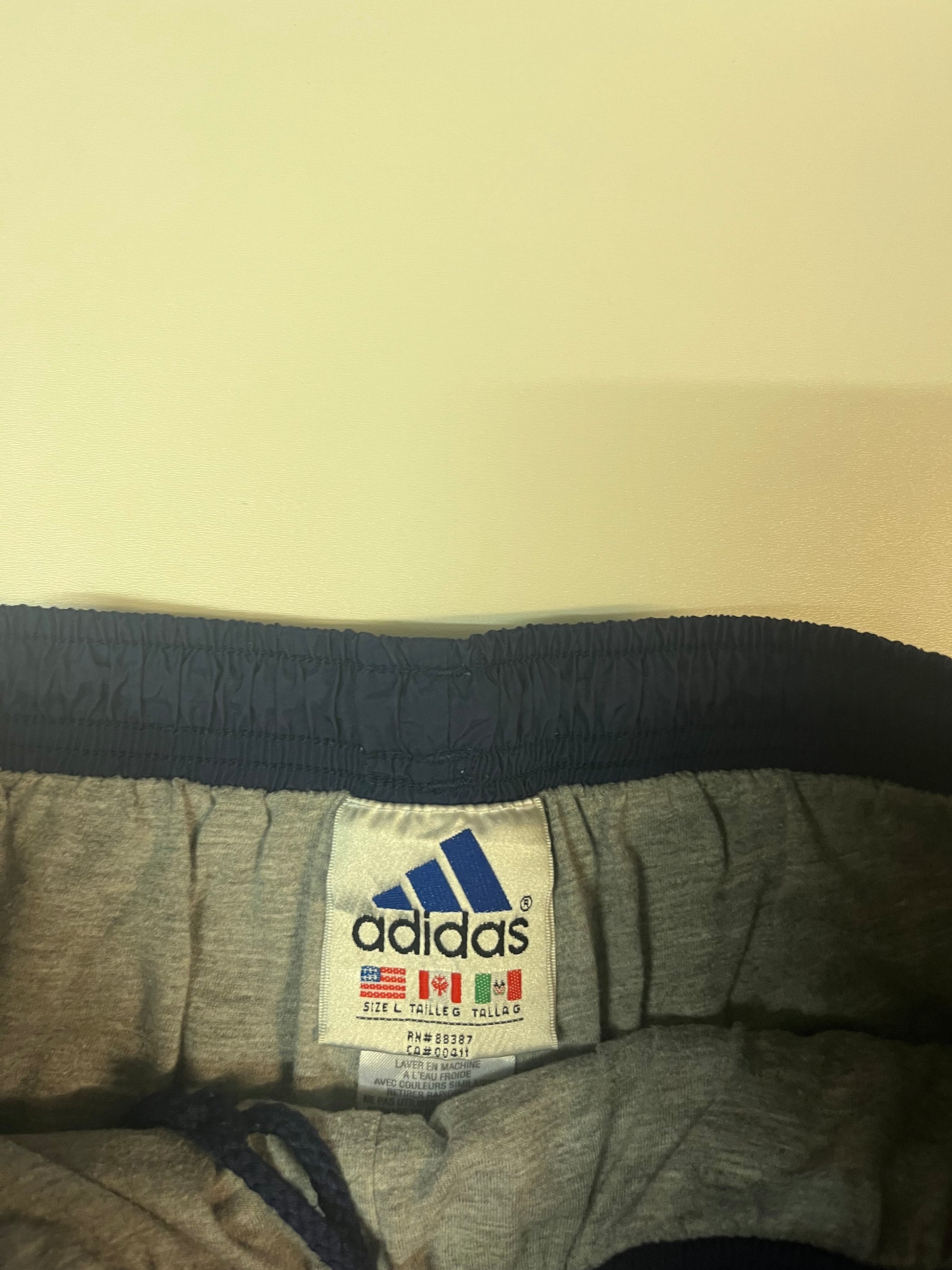 Entdecke unsere Vintage Track Pants von Nike und anderen Marken, erhältlich bei Valuxery.de - Dein Shop für trendige Vintage - Kleidung. Unsere Track Pants sind aus hochwertigen Materialien und