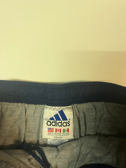 Entdecke unsere Vintage Track Pants von Nike und anderen Marken, erhältlich bei Valuxery.de - Dein Shop für trendige Vintage - Kleidung. Unsere Track Pants sind aus hochwertigen Materialien und