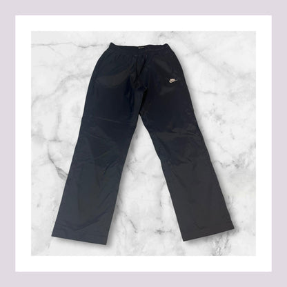 Entdecke unsere Vintage Track Pants von Nike und anderen Marken, erhältlich bei Valuxery.de - Dein Shop für trendige Vintage - Kleidung. Unsere Track Pants sind aus hochwertigen Materialien und