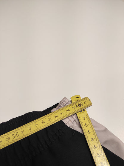 Entdecke unsere Vintage Track Pants von Nike und anderen Marken, erhältlich bei Valuxery.de - Dein Shop für trendige Vintage - Kleidung. Unsere Track Pants sind aus hochwertigen Materialien und