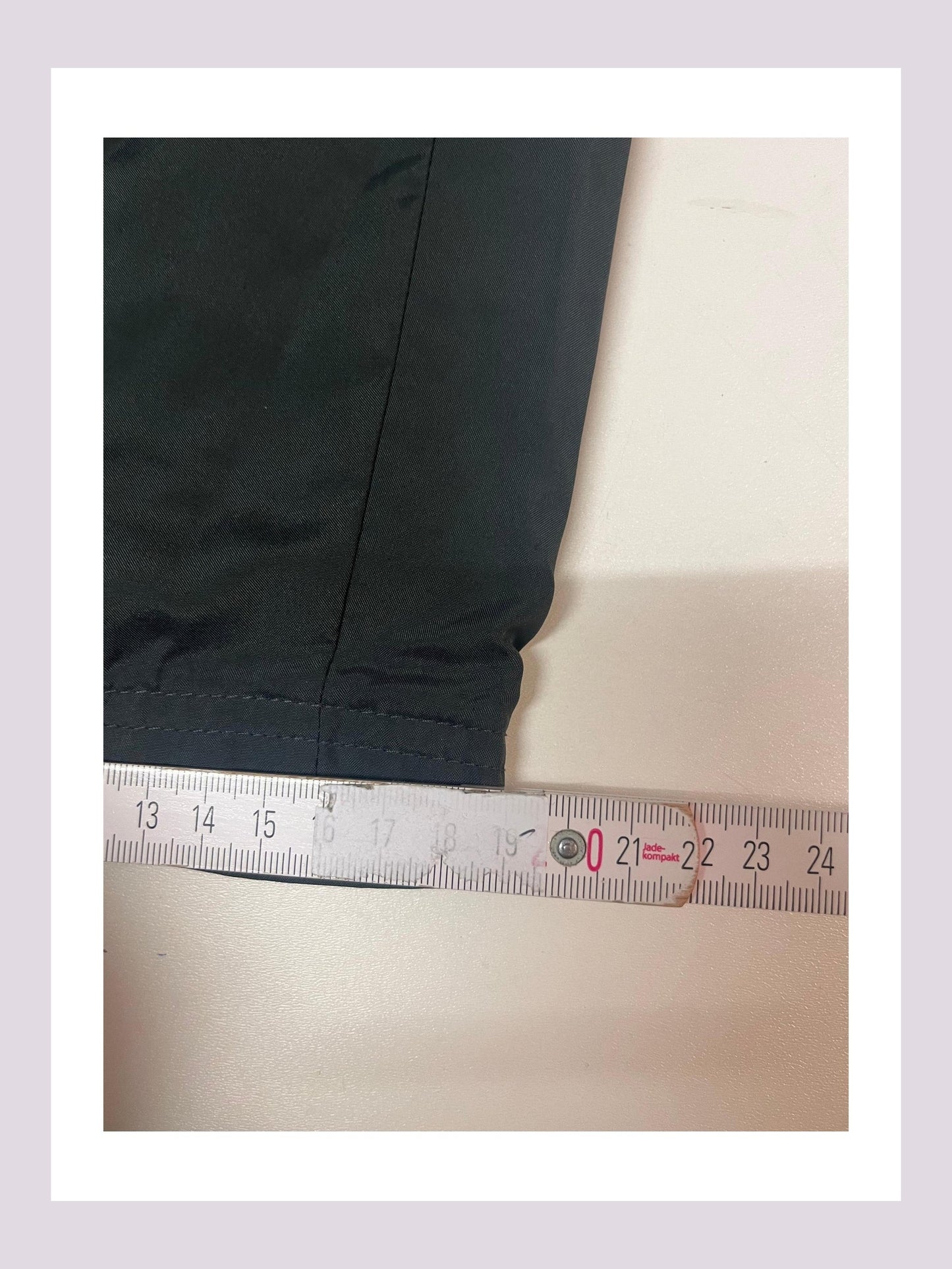 Entdecke unsere Vintage Track Pants von Nike und anderen Marken, erhältlich bei Valuxery.de - Dein Shop für trendige Vintage - Kleidung. Unsere Track Pants sind aus hochwertigen Materialien und